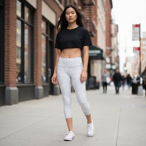 Athleta Ultimate Stash Pocket Printed Capri leggings tights white gray
New